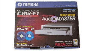 Yamaha CRW-F1 - używana  nagrywarka CD wewnętrzna IDE/ATA